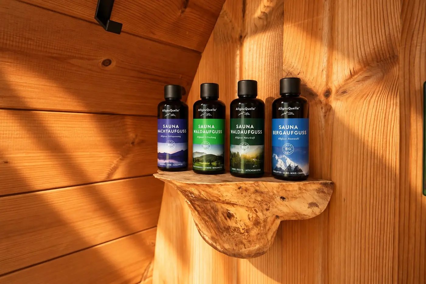 Vier biologische saunageuren op een houten plank in de sauna
