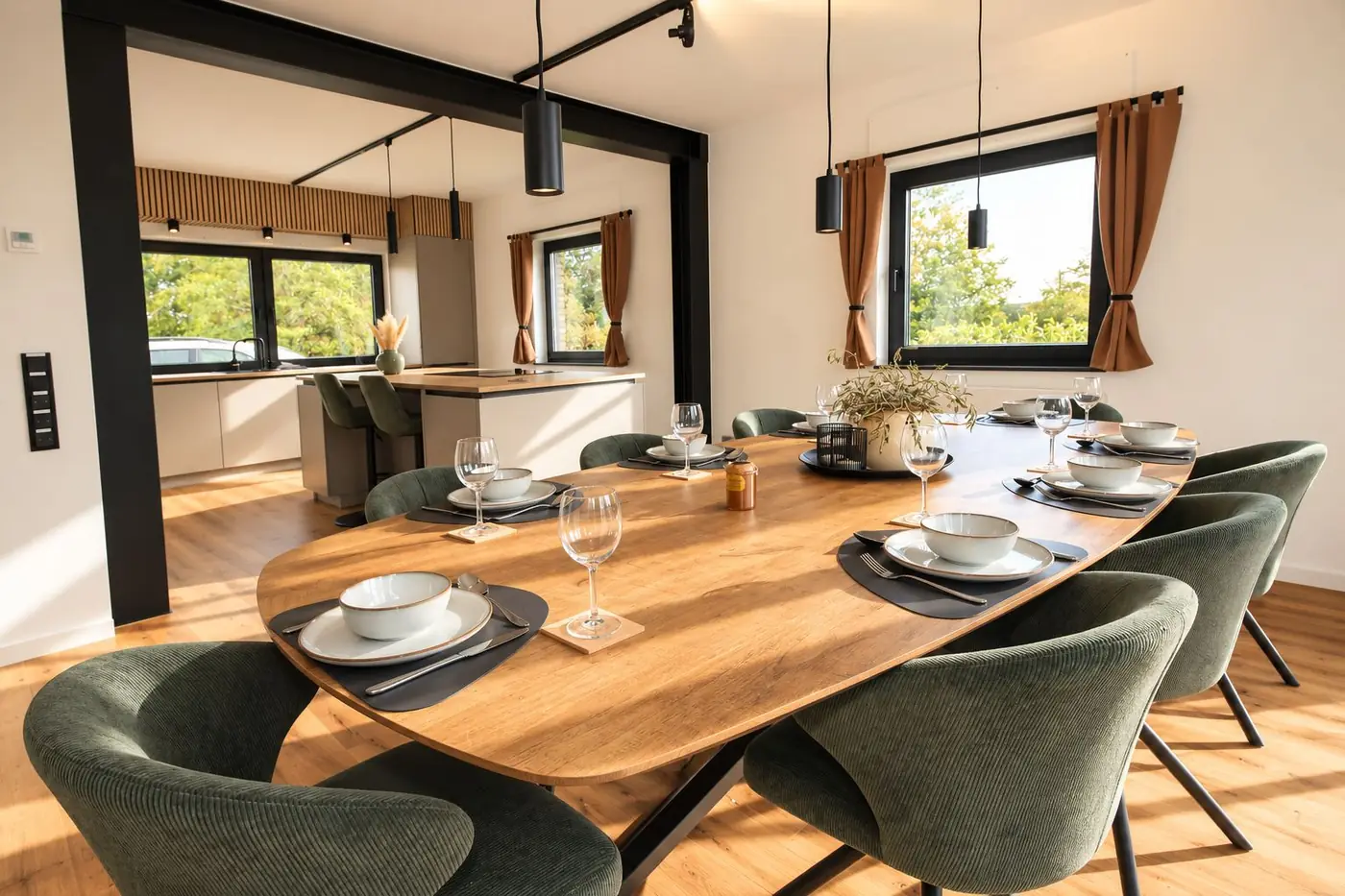 Gedekte eettafel met acht groene stoelen