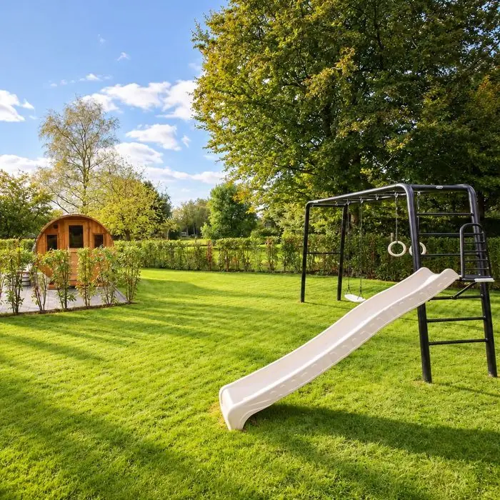 Speeltuin met glijbaan in de tuin